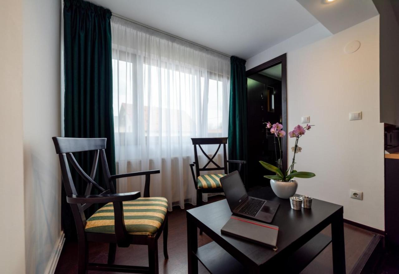 Escala Rooms Ghimbav Eksteriør bilde