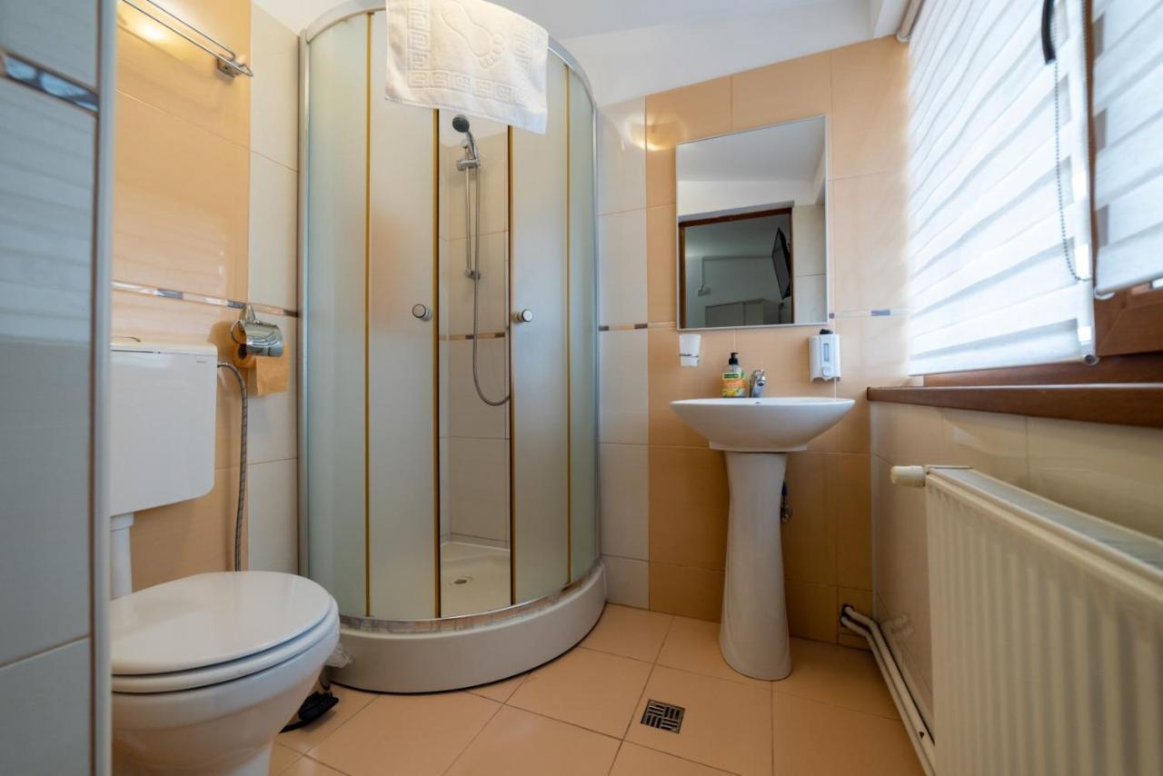 Escala Rooms Ghimbav Eksteriør bilde