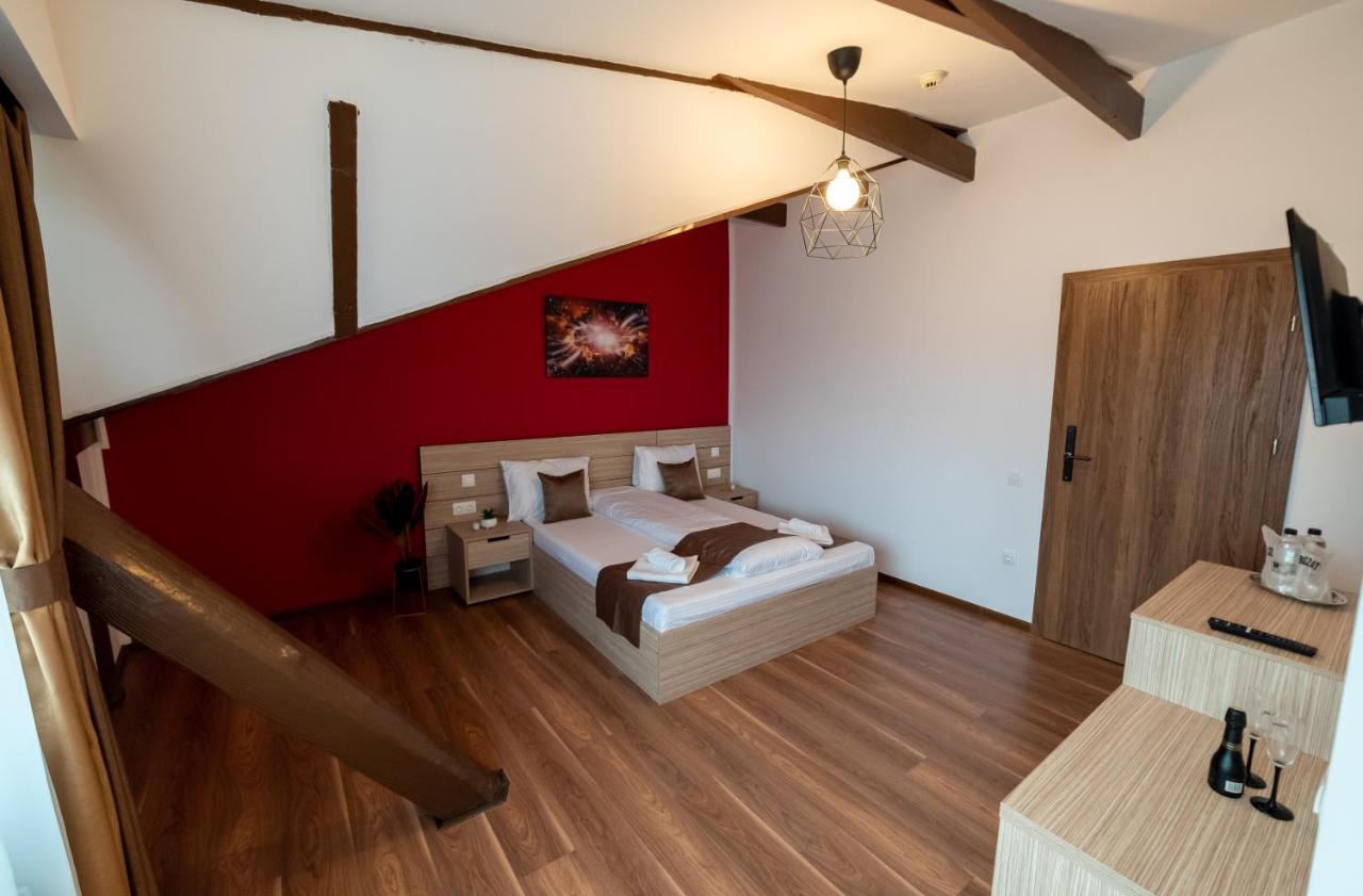 Escala Rooms Ghimbav Eksteriør bilde